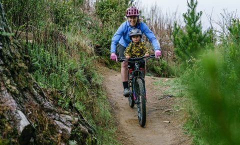 Using the shotgun mountain bike seat on the trails with a child