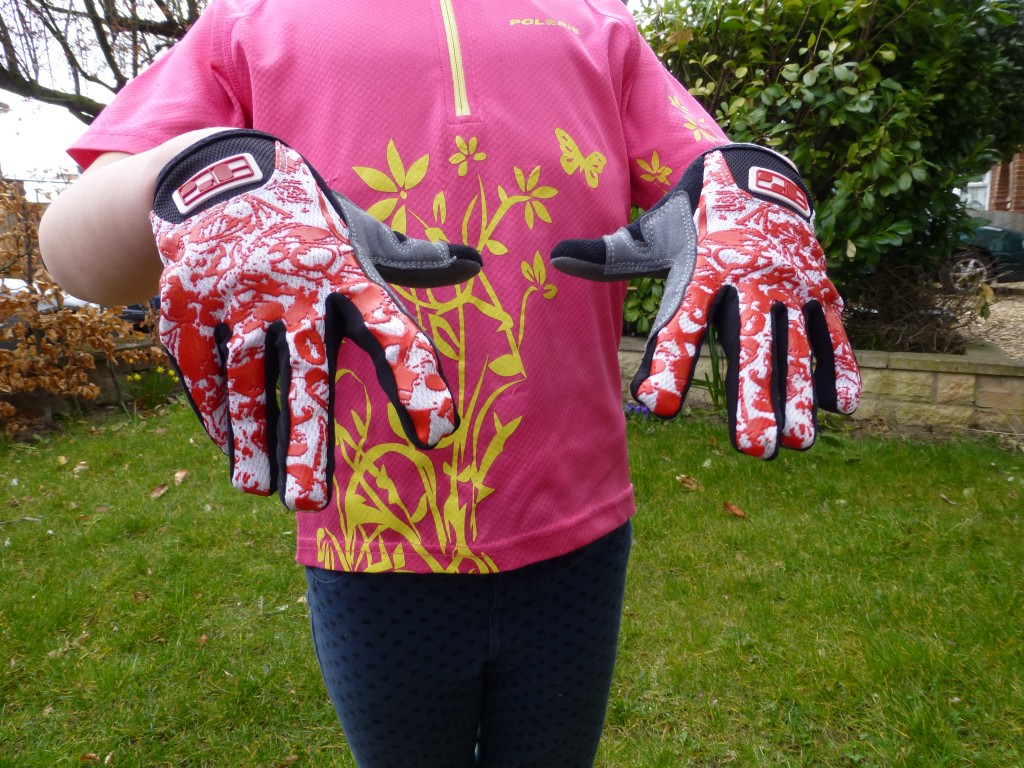 Long fingered kids cycling gloves - review of the Vortex BMX glove for children