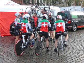 The Swiss ladies team preparing for the Groningen time trial