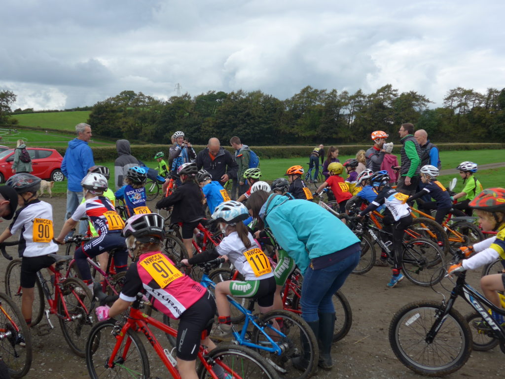 Start of the U8 cyclo-cross league race