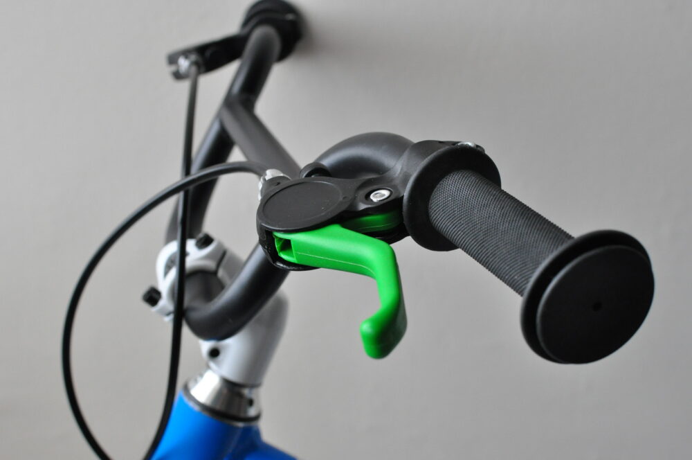 Green brake lever on the Woom 3