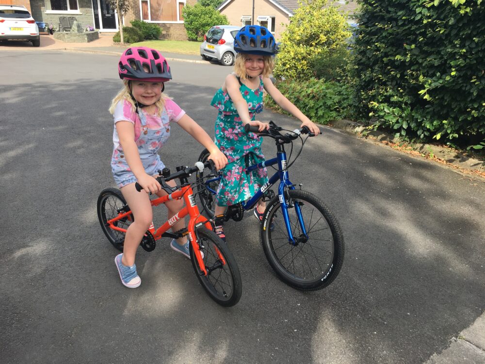 Hoy Bonaly 16 and Hoy Bonaly 20 kids bikes in action Cycle sprog children review panel