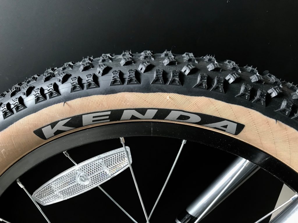 Vitus 20+ kids bike Kenda tyre with tan wall