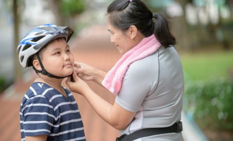 Fastening a kids bike helmet properly