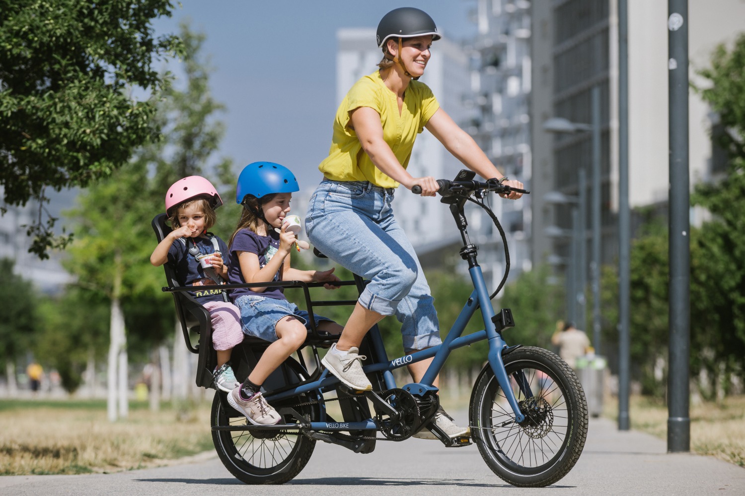 VELLO SUB Longtail cargo bike in action with two children on the back