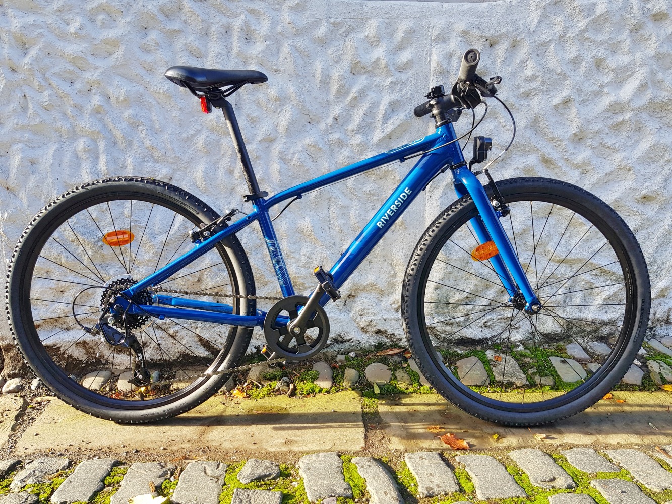 BTwin Riverside 900 26 inch bike review - blue bike against a white wall