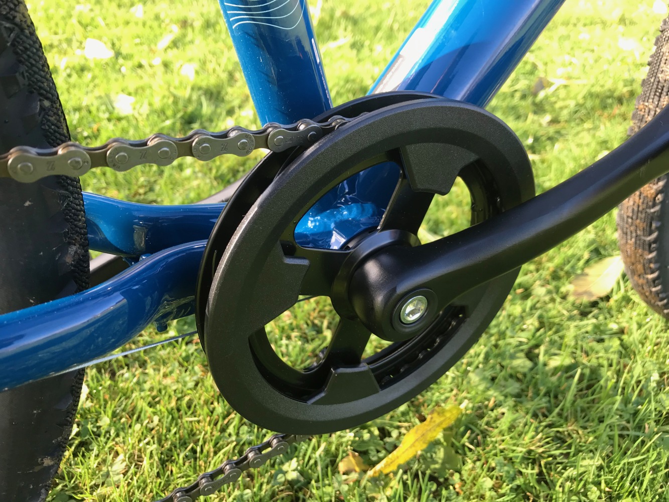 B'Twin Riverside 900 26 inch wheel kids bike - close up photo of the single chainring which makes changing gears easier