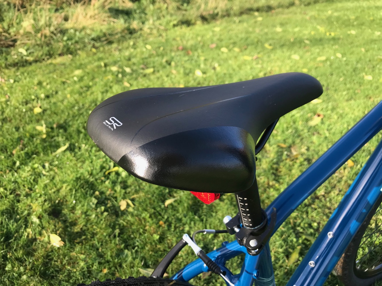 Blue Riverside 900 Selle Royal black saddle