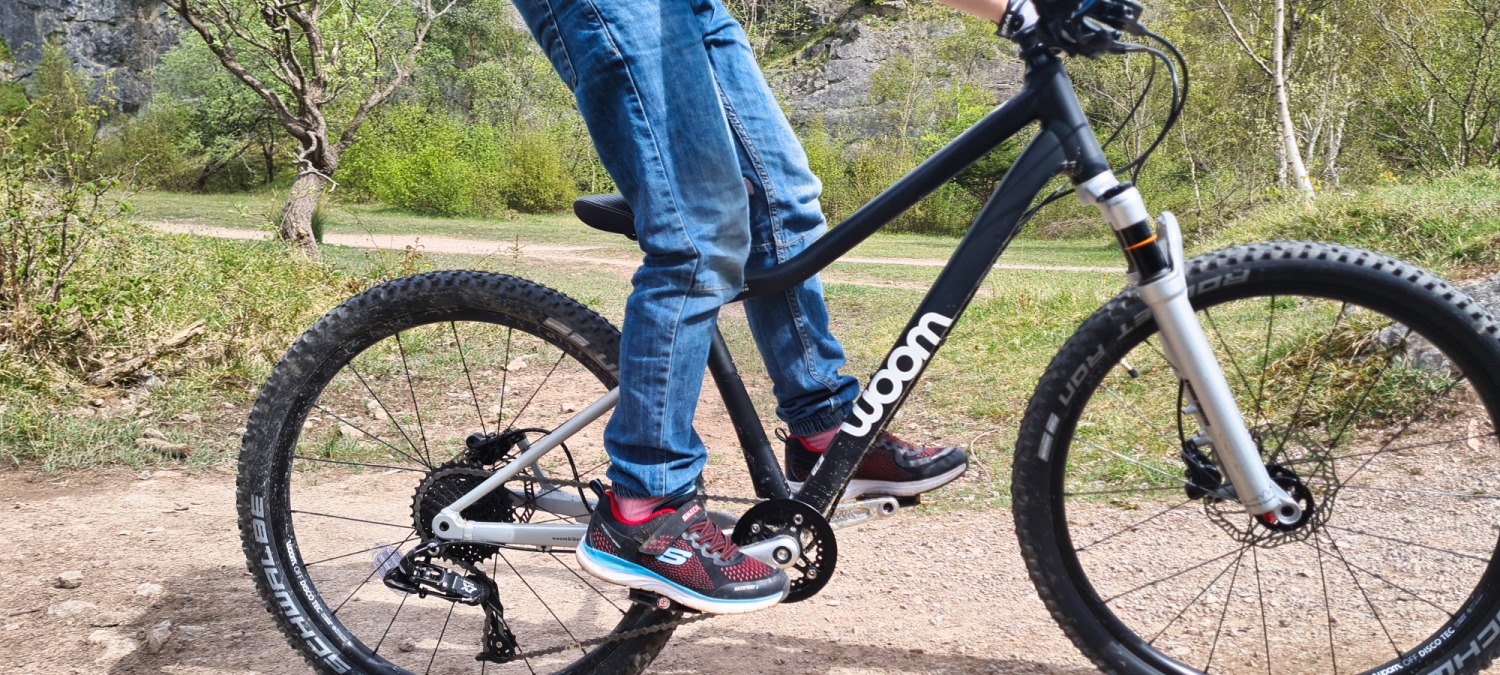 boy riding the woom OFF AIR 5 mountain bike