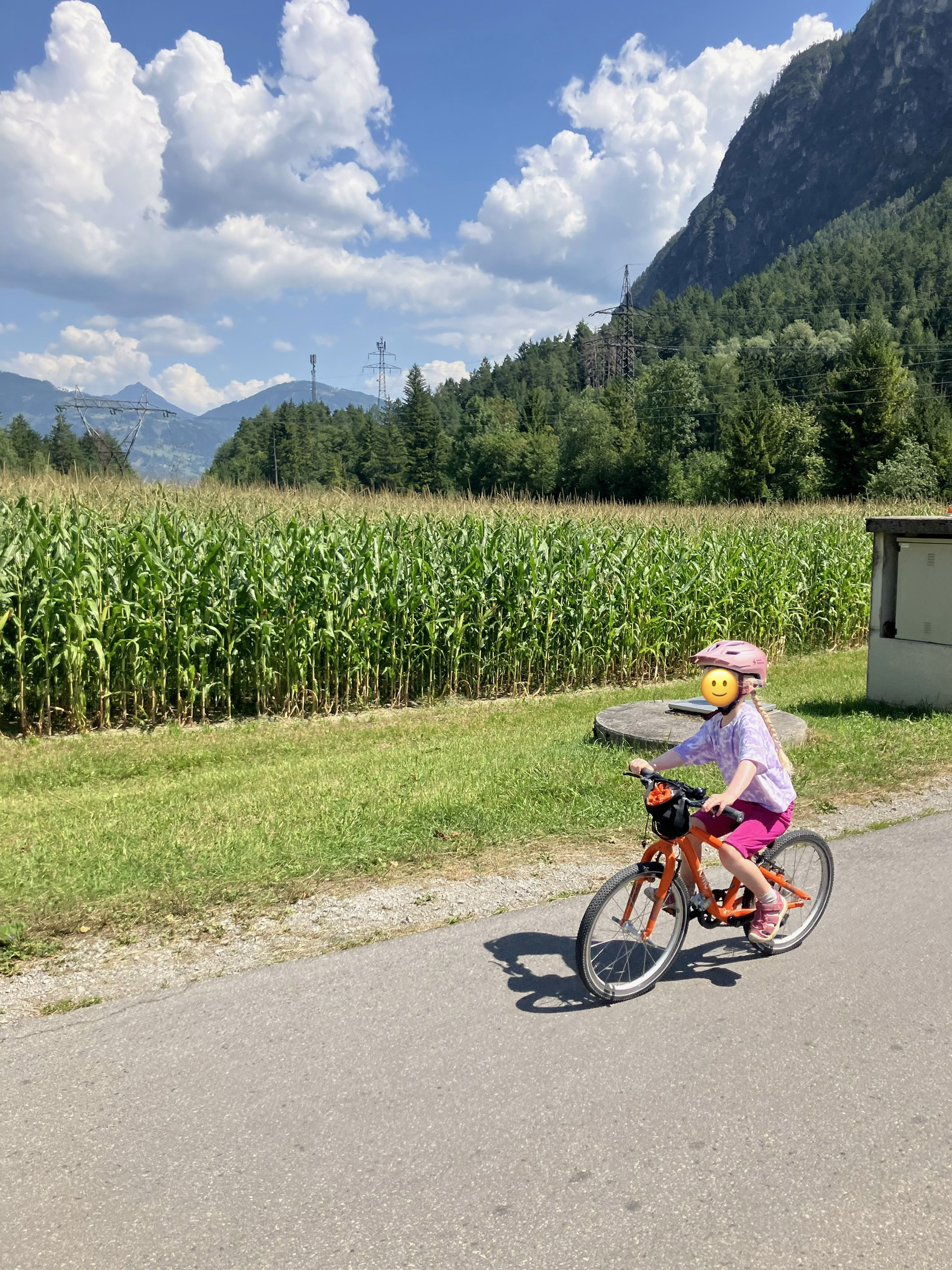 Young girl riding the Yomo 20 kids bike in orange at Val-Pusteria