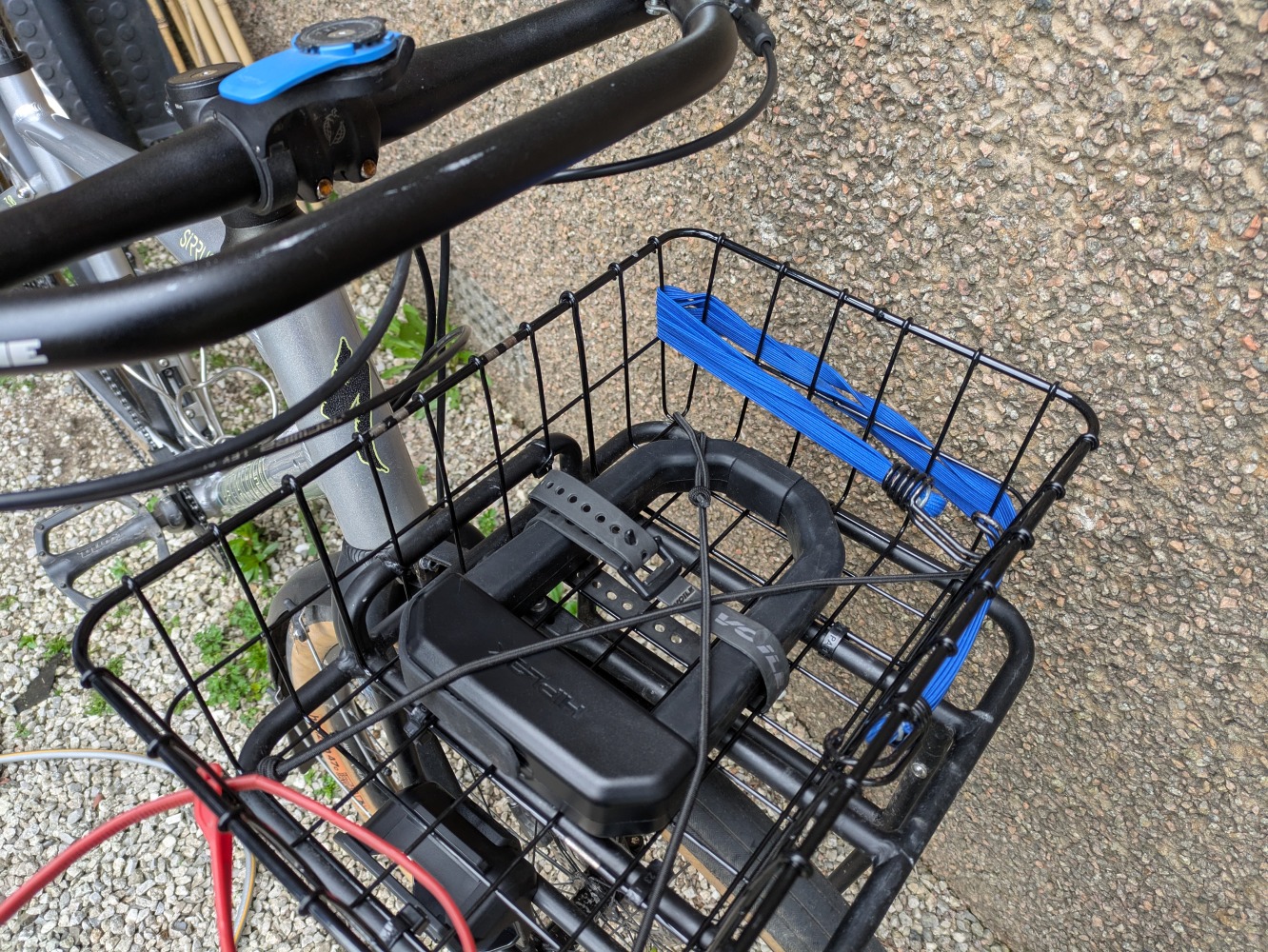 A black hiplok D1000 in the basket of a silver bike