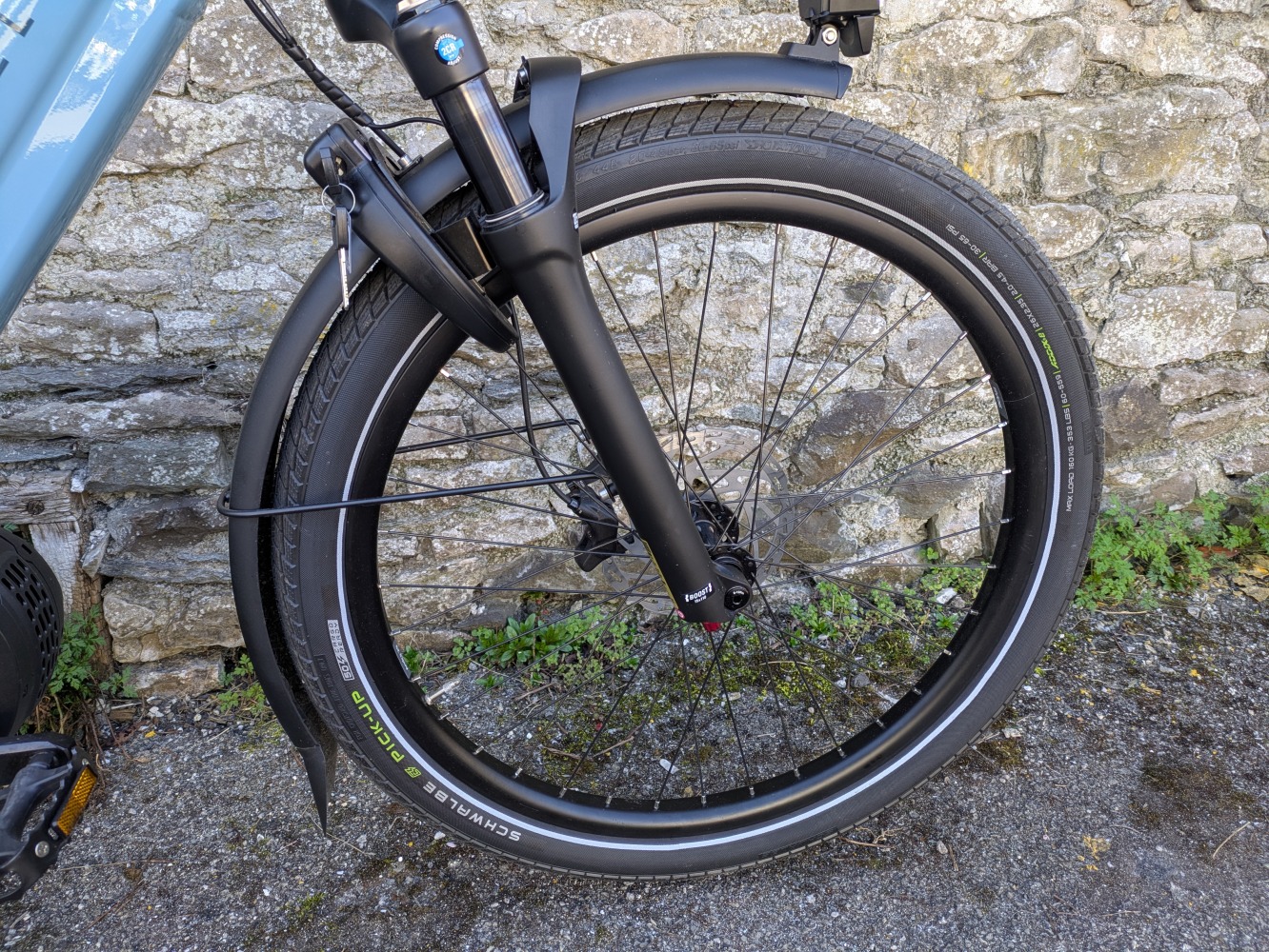 blue Gazelle Cabby e-cargo bike close up of the front wheel and suspension
