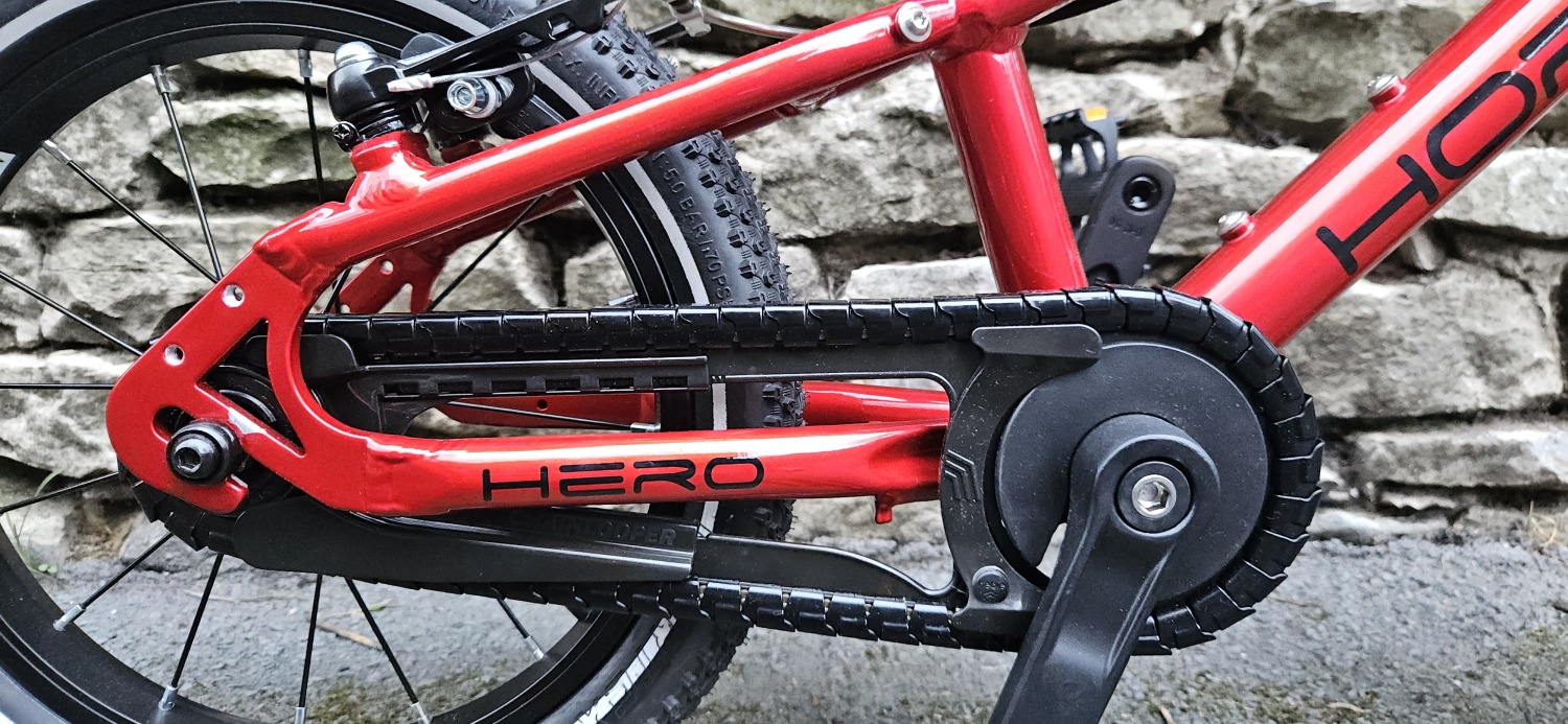 Close up image of a Hebie Looper chain guard on the Hornit HERO 14 kids pedal bike